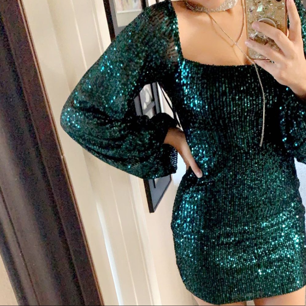 💚GREEN SEQUIN✨FITTED DRESS WITH DRAPE SLEEVES